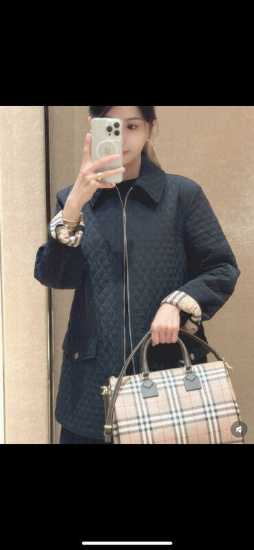 Burberry Beige 30x22x12cm shoulder bag — AAA Quality Replica