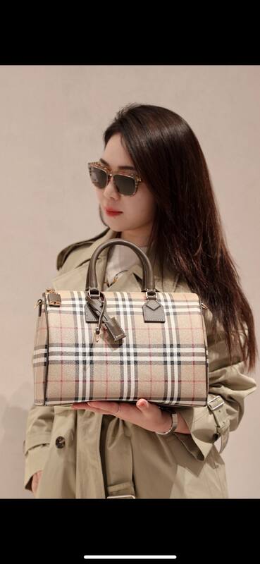 Burberry Beige 30x22x12cm shoulder bag — AAA Quality Replica
