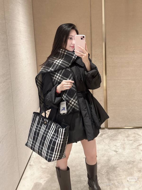 Burberry Black shoulder bag — Top Quality Replica