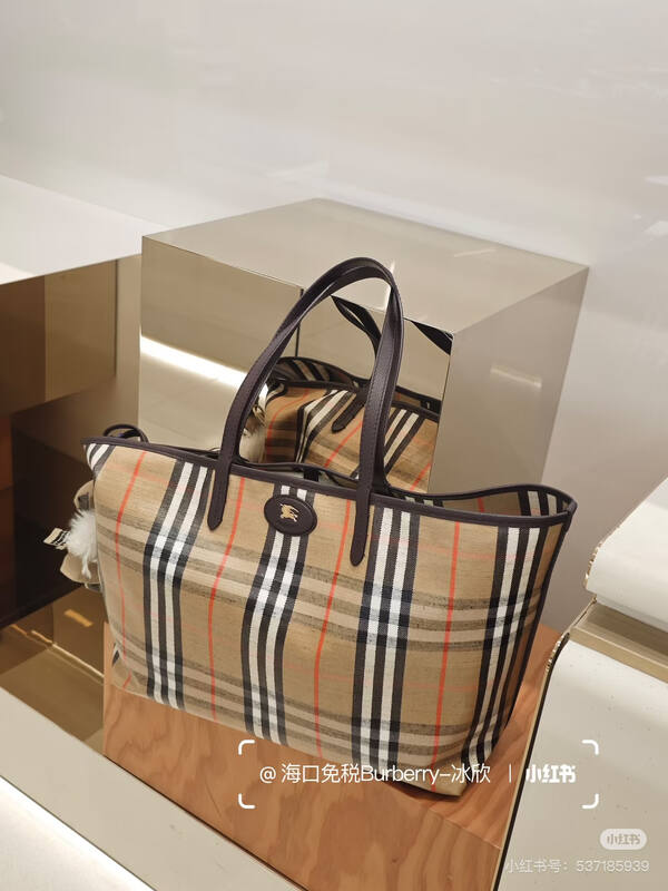 Burberry Black shoulder bag — Premium Replica