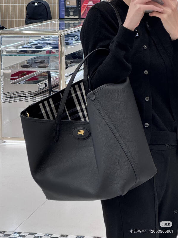 Burberry Black shoulder bag — Premium Replica