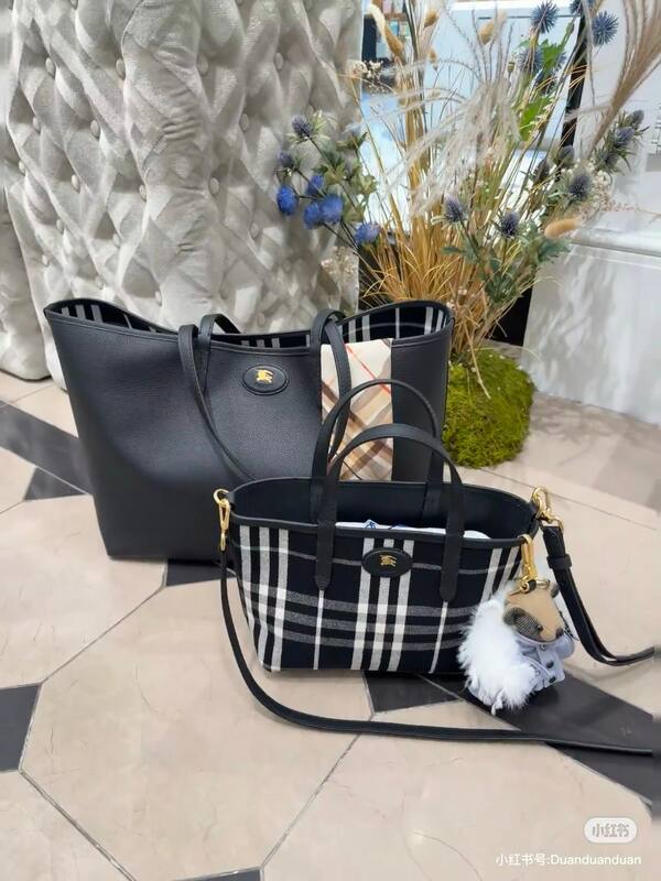 Burberry Black shoulder bag — Premium Replica