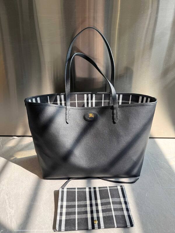 Burberry Black shoulder bag — Premium Replica