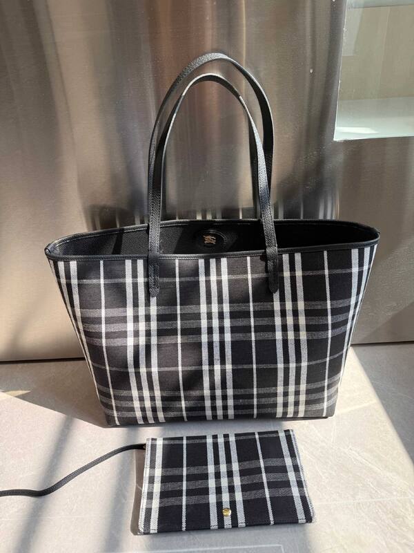 Burberry Black shoulder bag — Premium Replica