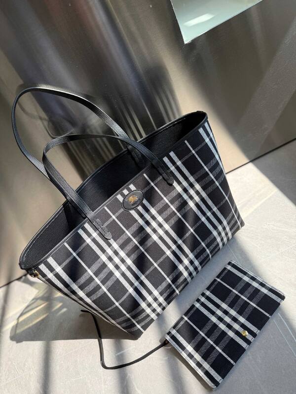Burberry Black shoulder bag — Premium Replica