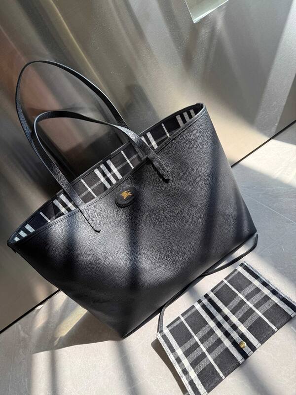 Burberry Black shoulder bag — Premium Replica