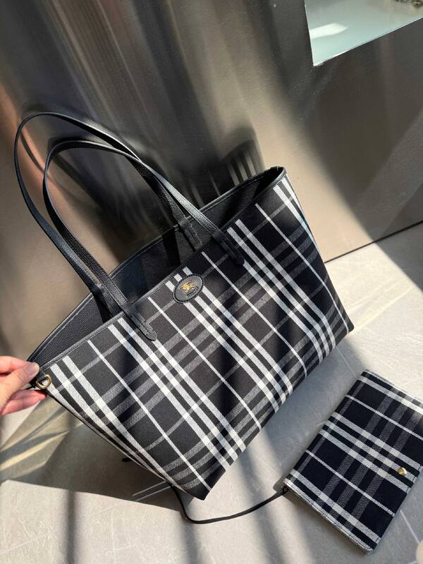 Burberry Black shoulder bag — Premium Replica