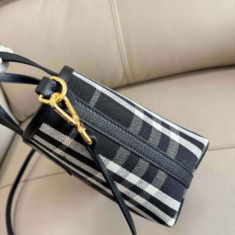 Burberry Black shoulder bag — Premium Replica