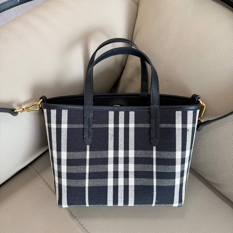 Burberry Black shoulder bag — Premium Replica