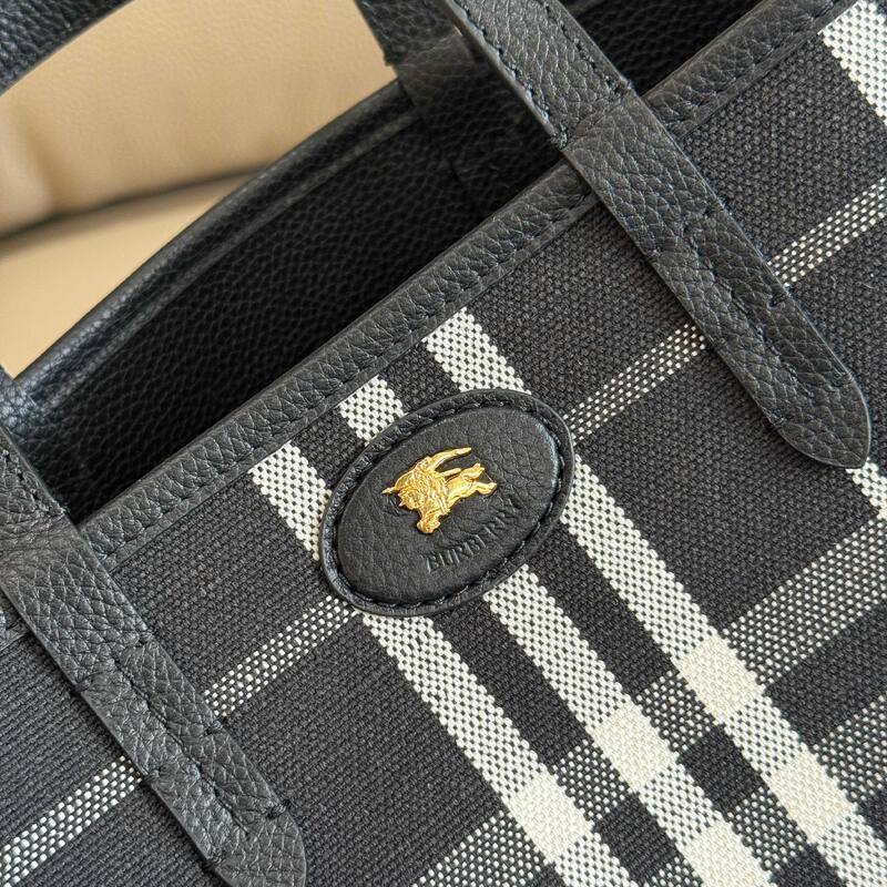 Burberry Black shoulder bag — Premium Replica