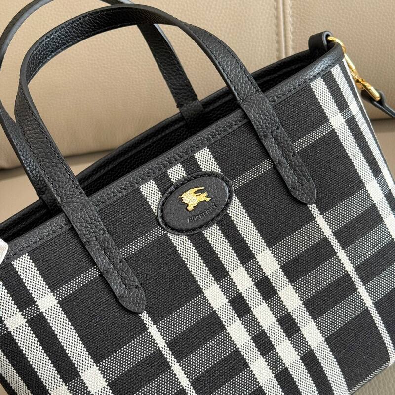 Burberry Black shoulder bag — Premium Replica
