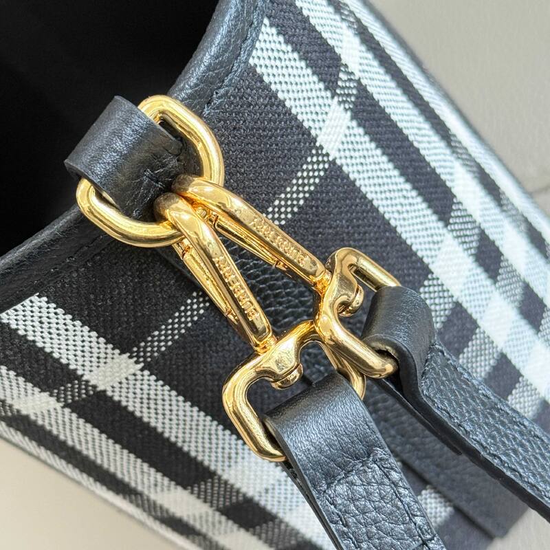 Burberry Black shoulder bag — Premium Replica