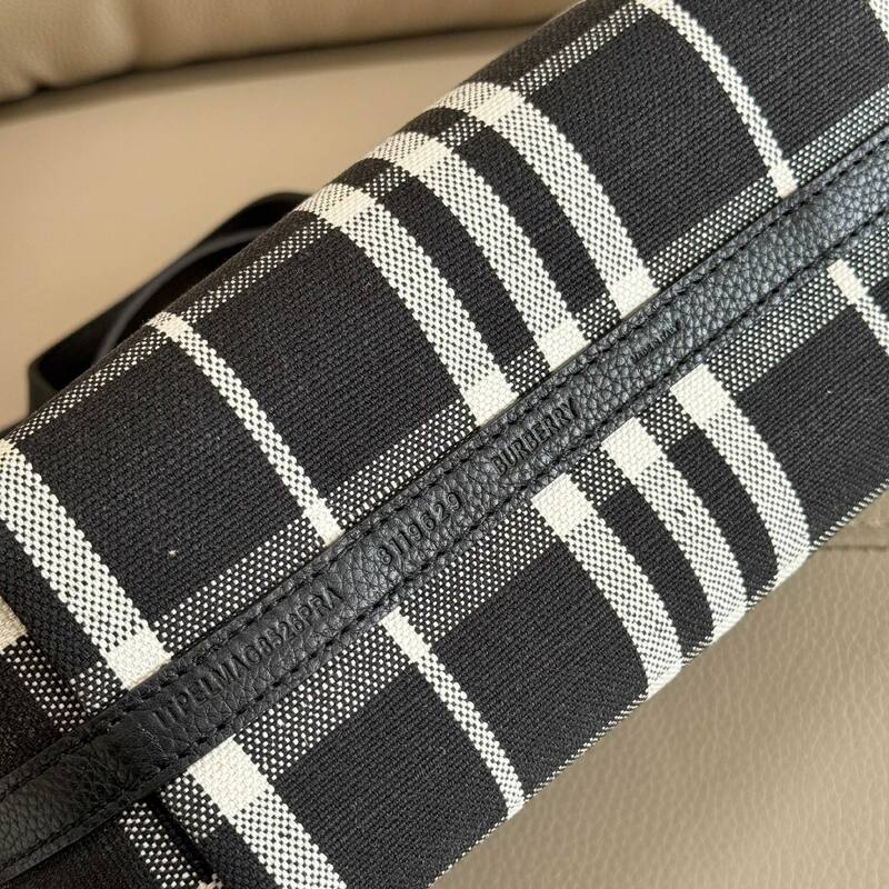 Burberry Black shoulder bag — Premium Replica