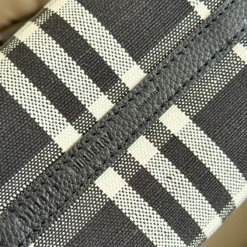 Burberry Black shoulder bag — Premium Replica