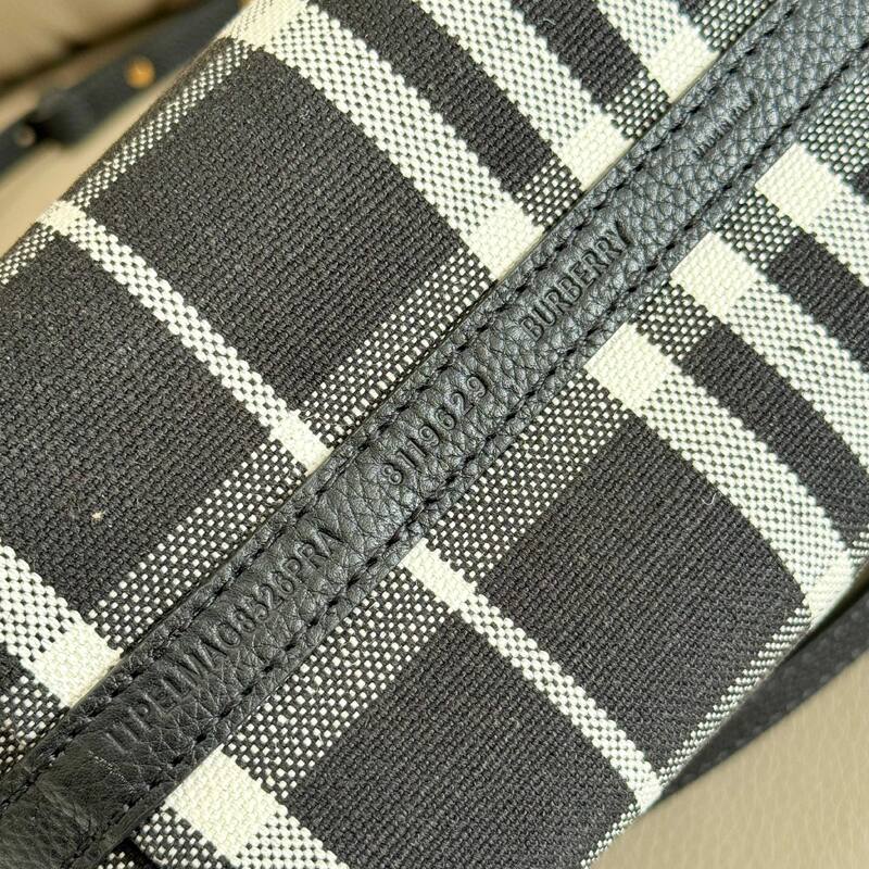 Burberry Black shoulder bag — Premium Replica