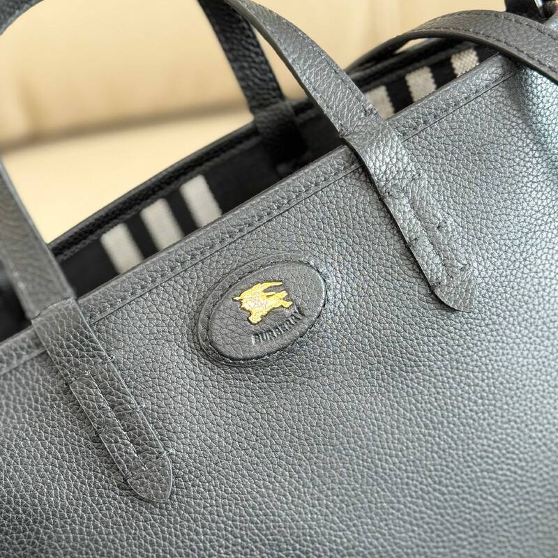 Burberry Black shoulder bag — 1:1 Replica