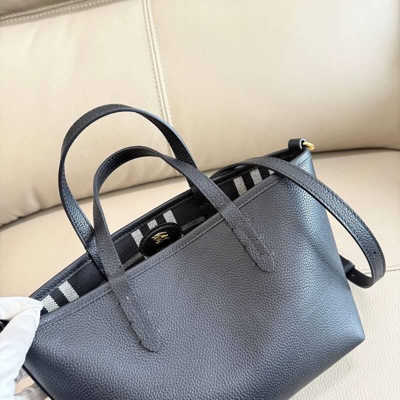 Burberry Black shoulder bag — 1:1 Replica