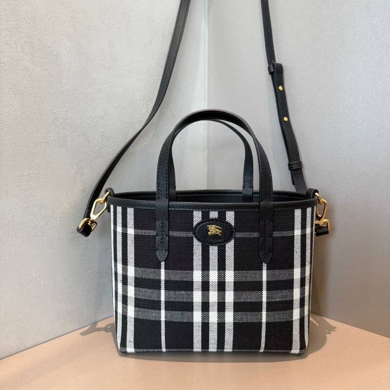 Burberry Black shoulder bag — AAA Quality Replica