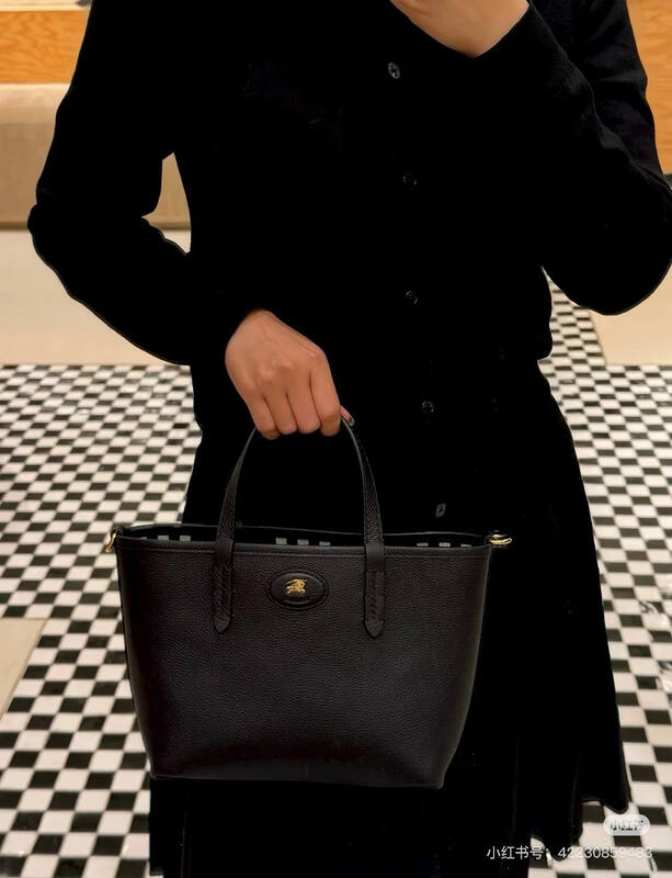 Burberry Black shoulder bag — 1:1 Replica