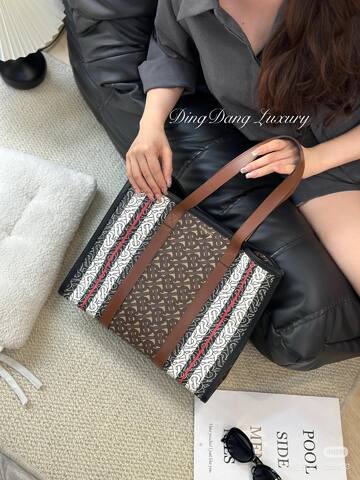 Burberry Monogram shoulder bag 1 1 Replica