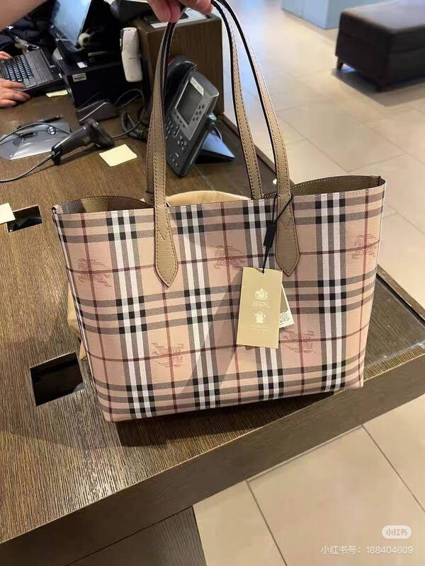 Burberry Beige 40x30x16cm shoulder bag — AAA Quality Replica