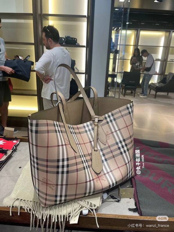 Burberry Beige 40x30x16cm shoulder bag — AAA Quality Replica