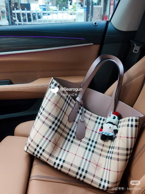 Burberry shoulder bag — AAA Quality Replica