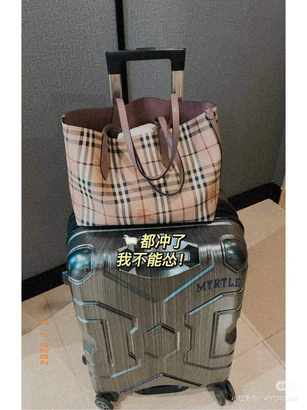 Burberry shoulder bag — AAA Quality Replica