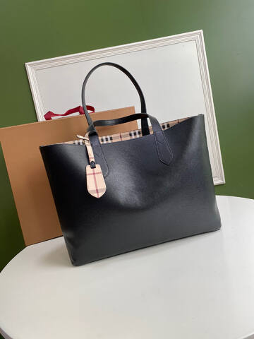 Burberry Black shoulder bag 1 1 Replica