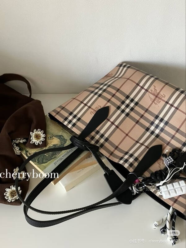 Burberry Black shoulder bag — Premium Replica
