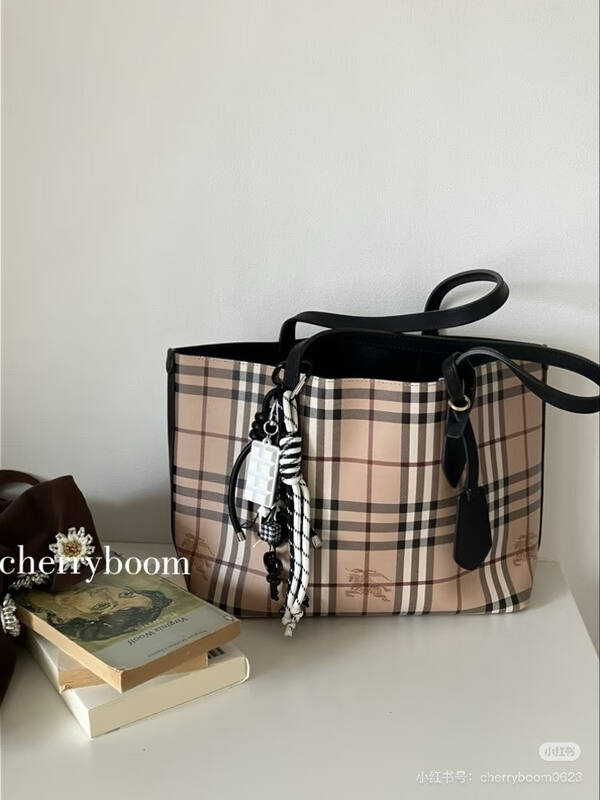 Burberry Black shoulder bag — Premium Replica