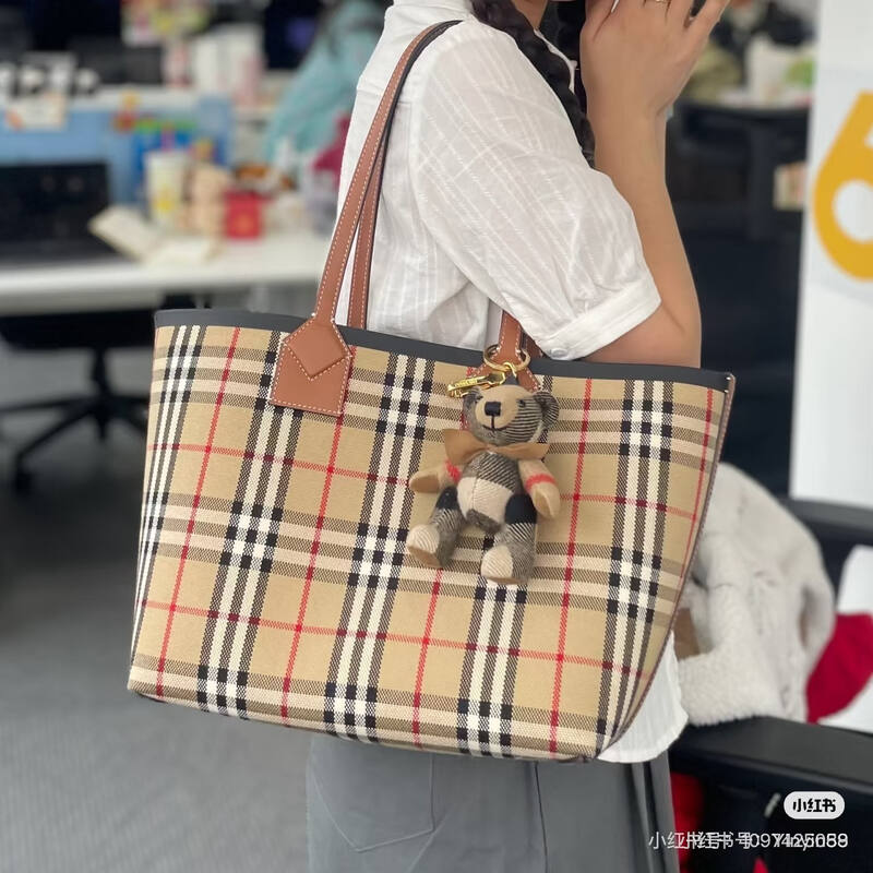 Burberry Black shoulder bag — 1:1 Replica