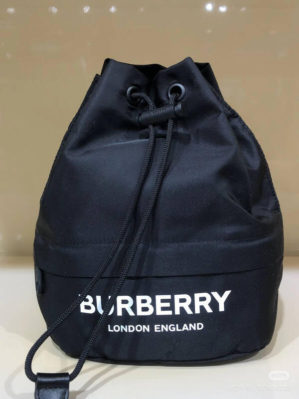 Burberry Black 23x26x13cm crossbody bag — AAA Quality Replica