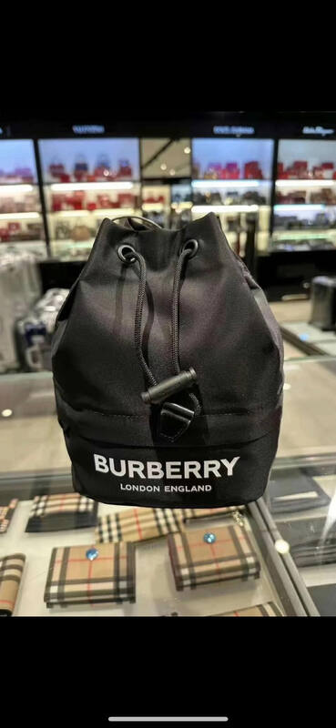 Burberry Black 23x26x13cm crossbody bag — AAA Quality Replica