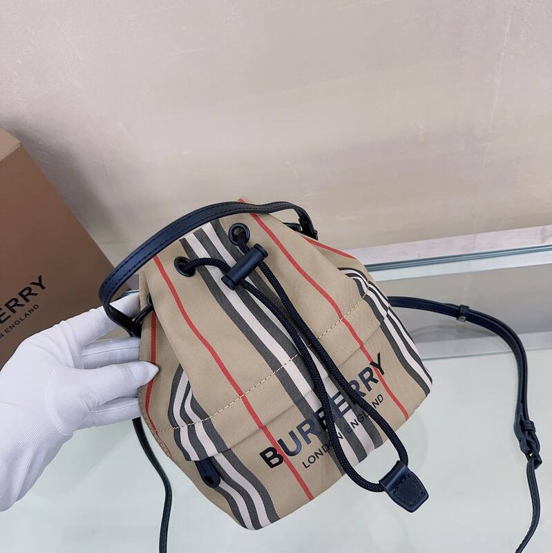 Burberry Icon Stripe Beige Icon Stripe with Black Leather Trim 16x18x10cm bucket bag — Premium Replica