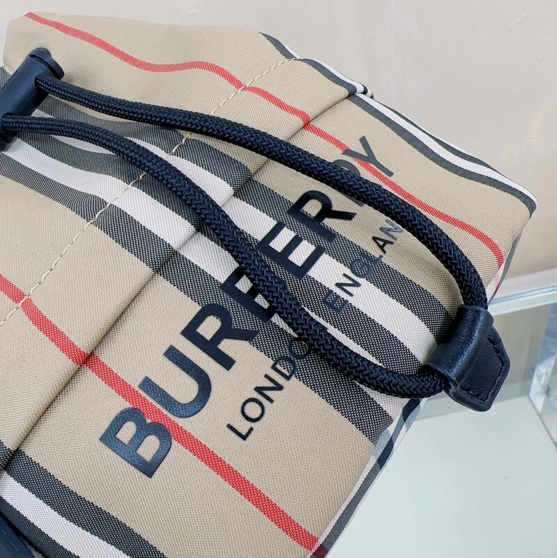 Burberry Icon Stripe Beige Icon Stripe with Black Leather Trim 16x18x10cm bucket bag — Premium Replica
