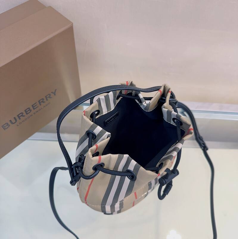 Burberry Icon Stripe Beige Icon Stripe with Black Leather Trim 16x18x10cm bucket bag — Premium Replica