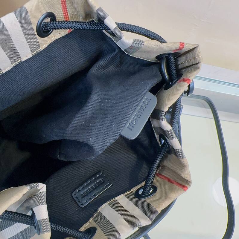 Burberry Icon Stripe Beige Icon Stripe with Black Leather Trim 16x18x10cm bucket bag — Premium Replica
