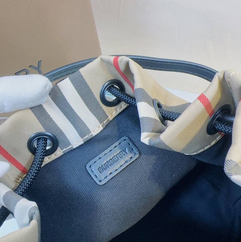 Burberry Icon Stripe Beige Icon Stripe with Black Leather Trim 16x18x10cm bucket bag — Premium Replica