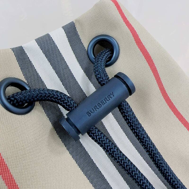 Burberry Icon Stripe Beige Icon Stripe with Black Leather Trim 16x18x10cm bucket bag — Premium Replica