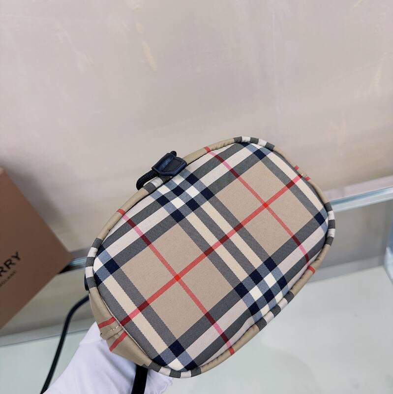 Burberry Icon Stripe Beige Icon Stripe with Black Leather Trim 16x18x10cm bucket bag — Premium Replica