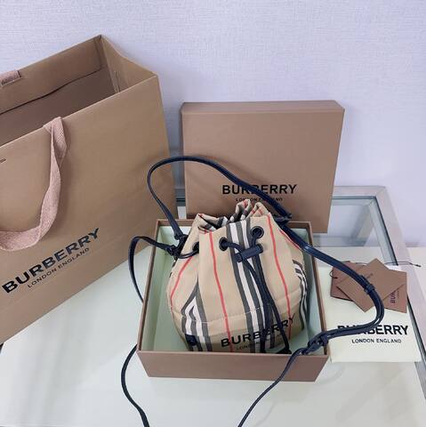 Burberry Icon Stripe Icon Stripe Beige with Black Trim 16x18x10cm bucket bag 1 1 Replica