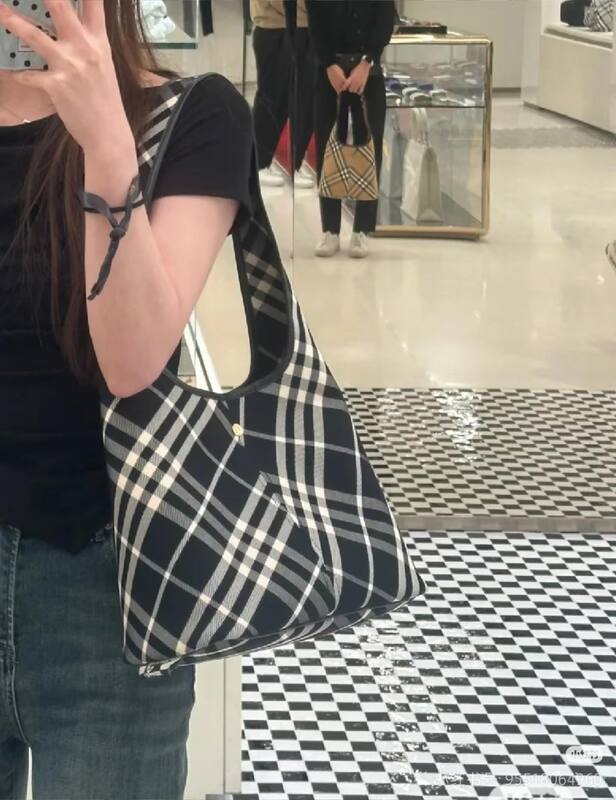 Burberry Black 25x18x10cm shoulder bag — Premium Replica