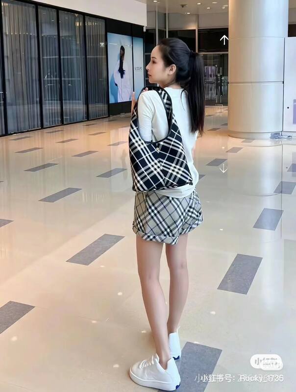 Burberry Black 25x18x10cm shoulder bag — Premium Replica