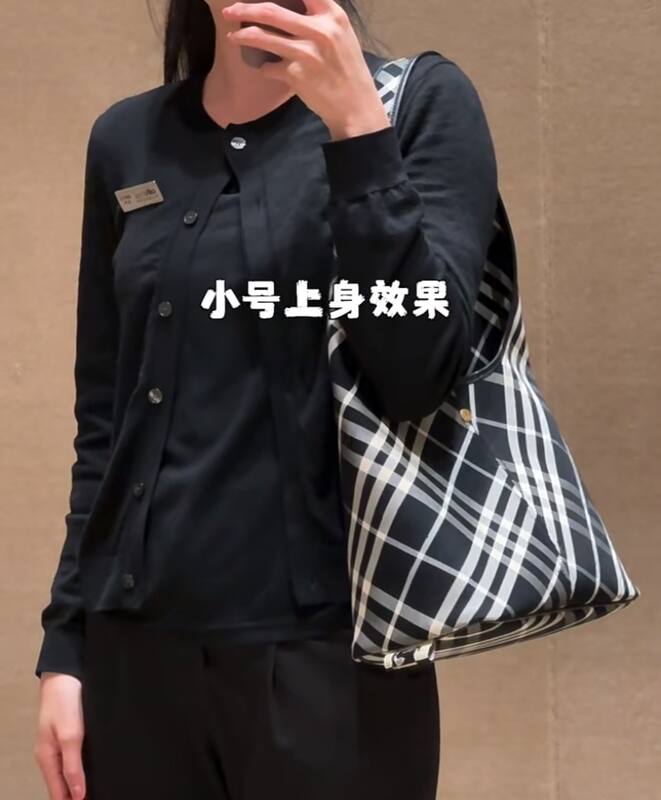 Burberry Black 40x30x16cm shoulder bag — 1:1 Replica