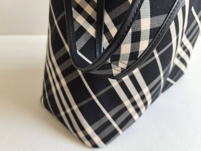 Burberry Black shoulder bag — Premium Replica