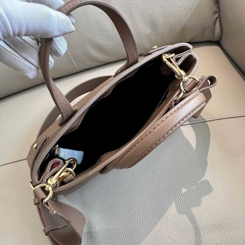Burberry Taupe grained leather 26 x crossbody — Top Quality Replica