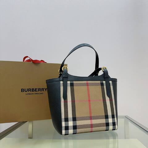 Burberry Black 25x18x10cm shoulder bag AAA Quality Replica