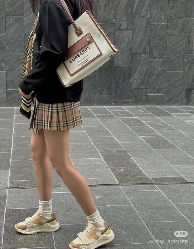 Burberry Horseferry Beige canvas with brown leather trim 33x28x15cm tote bag — Top Quality Replica