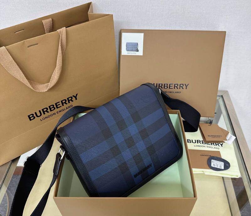 Burberry Black shoulder bag — Premium Replica